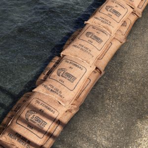 Sacs en jute marron imprimés « The Stormbag by Stormtech… USA » empilés et alignés sur le bord d’une surface humide, destinés à usage en eau.