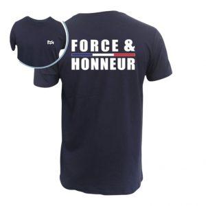 T-shirt bleu marine imprimerie « FORCE & HONNEUR » en blanc, texte volumineux sur le dos, détails des bandes bleu et rouge sous le texte. Petit logo blanc à l’avant-gauche.
