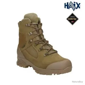 Bottes militaires kaki hautes avec lacets métalliques et semelle crantée, plan d’ensemble, logo Haix et certification Gore-Tex en haut à droite Bottes militaires kaki hautes avec lacets métalliques et semelle crantée, plan d’ensemble, logo Haix et certification Gore-Tex en haut à droite