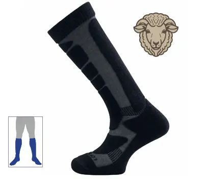 Chaussettes techniques noires montantes avec renforts gris, image de logo bouc et silhouette moufles/chaussures bleues en arrière-plan.