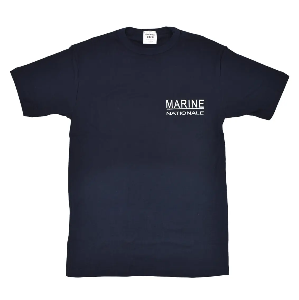 T-shirt noir à manches courtes avec logo blanc « MARINE NATIONALE » imprimé sur la poitrine droite. T-shirt noir à manches courtes avec logo blanc « MARINE NATIONALE » imprimé sur la poitrine droite.
