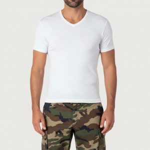 Tee-shirt blanc à col V, manches courtes, porté avec un pantalon camouflage kaki.