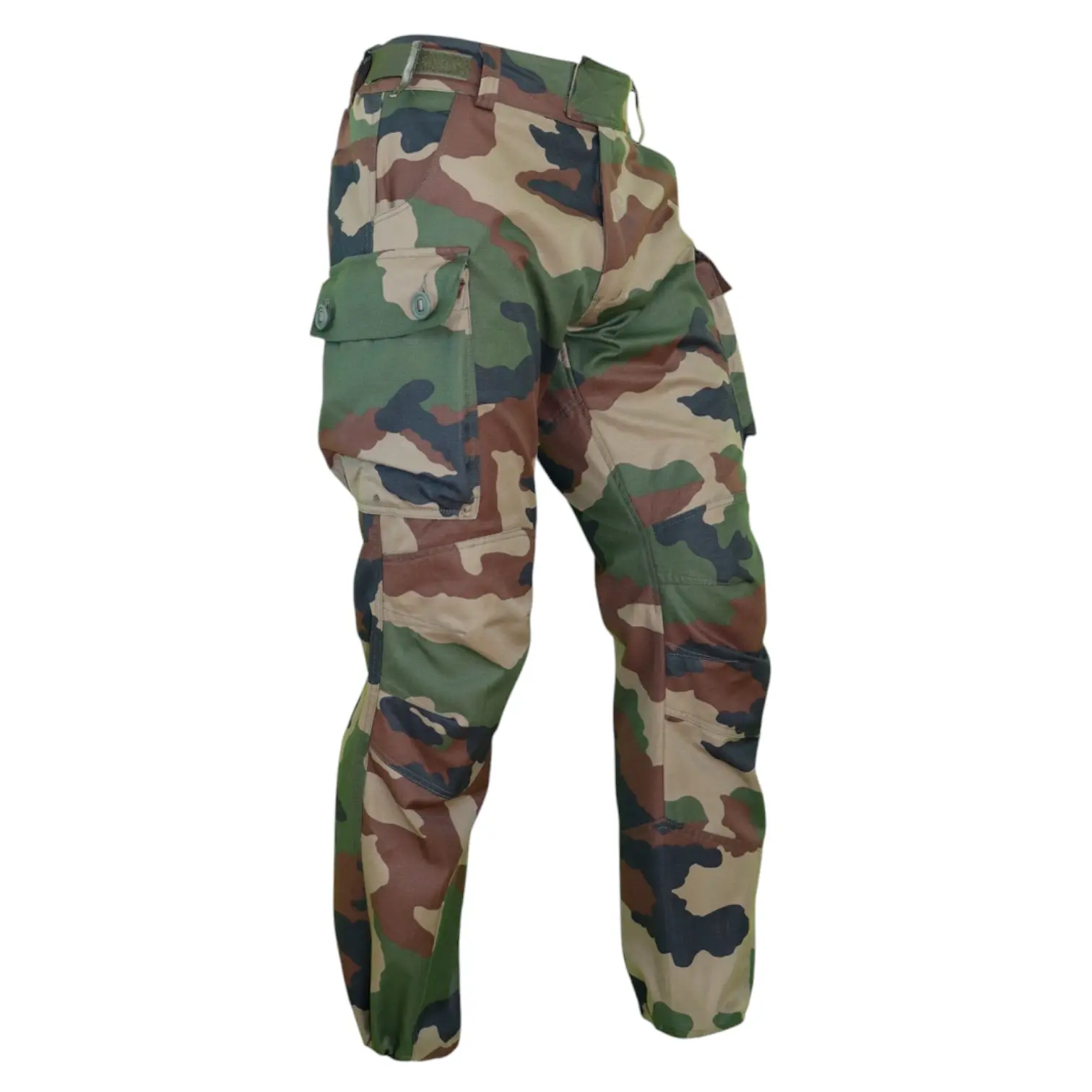 Pantalon camouflage militaire à poches cargo et coupe ajustée, motif vert kaki, beige et brun.