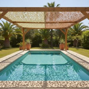 Filet d'ombrage décoratif posé sur pergola en bois au-dessus d'une piscine, ombre portée sur l'eau et alentours, avec pots en terre et palmiers.